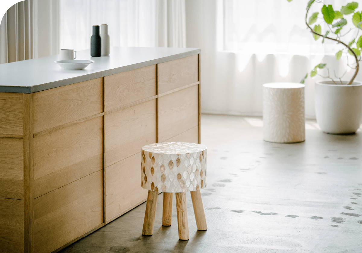 WINDOWGLASS SHELL STOOL